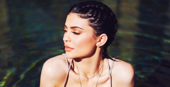 Kylie Jenner kusząco w basenie